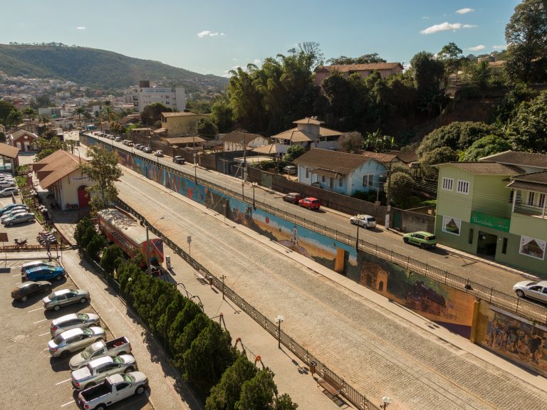 Com quase meio quilômetro de extensão, arte mural se torna atrativo turístico em Itabirito