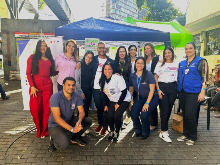 Representantes da Ouvidoria Municipal de Itabirito atendem cidadãos na Praça Sete de Setembro