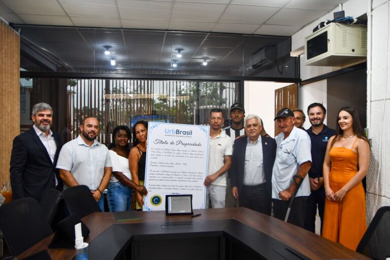Itabirito: vereador Márcio Juninho celebra entrega de Certidões de Regularização Fundiária para moradores do bairro Água Limpa