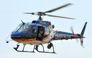 PM de Ouro Preto realiza buscas de helicóptero por suspeito que atirou contra viatura PM de Ouro Preto realiza buscas de helicóptero por suspeito que fugiu para área de mata