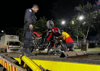 Homem é preso em flagrante após fuga em alta velocidade com motocicleta adulterada em Mariana