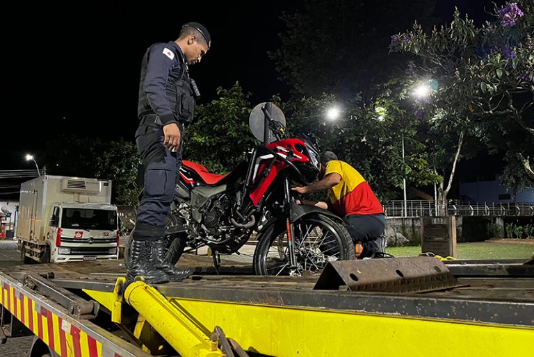 Homem é preso em flagrante após fuga em alta velocidade com motocicleta adulterada em Mariana