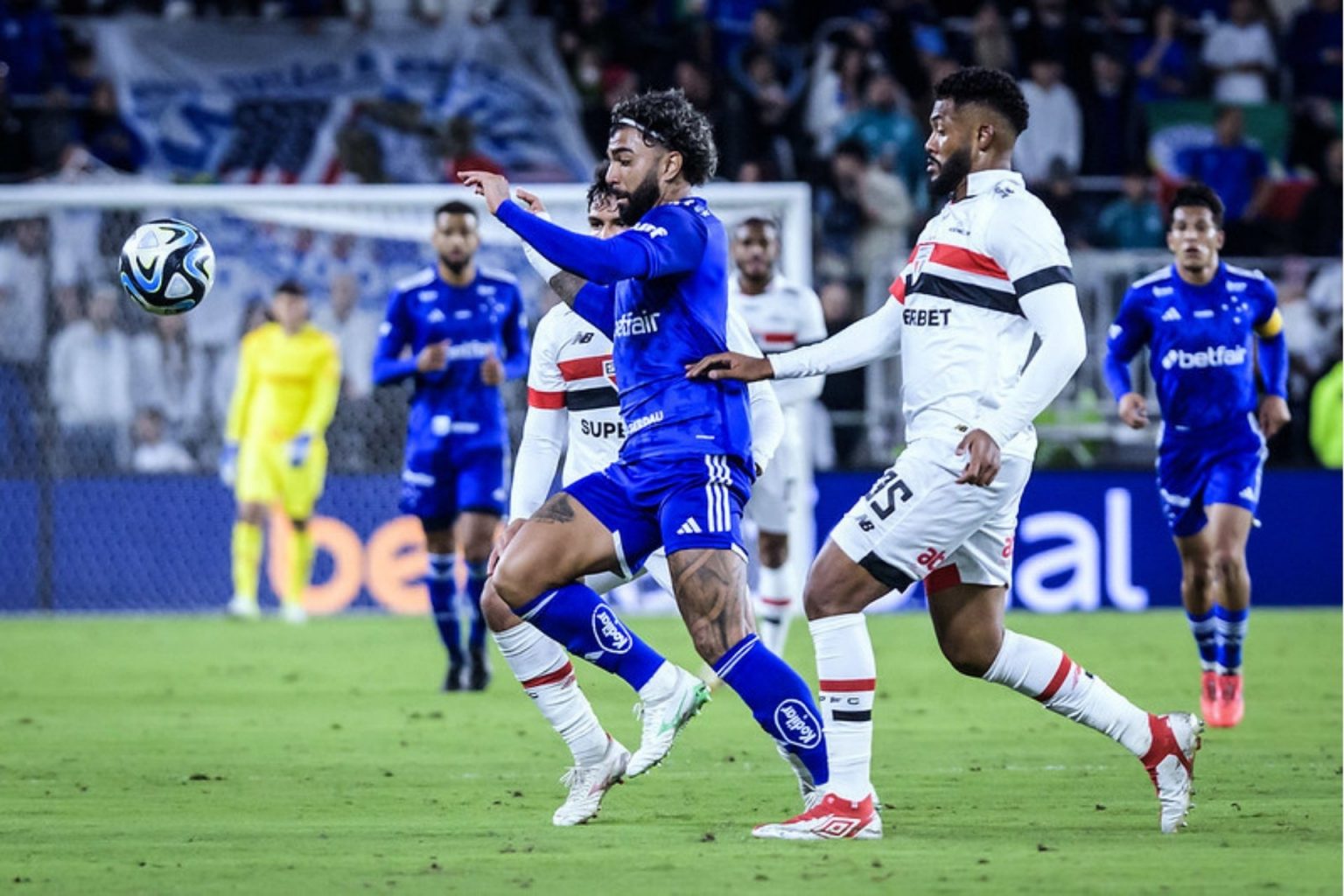 Gabigol e Dudu “fora do tom” do resto do time, avalia jornalista do UOL sobre estreia do Cruzeiro Gabigol praticamente não pegou na bola, avalia jornalista do UOL sobre estreia do Cruzeiro
