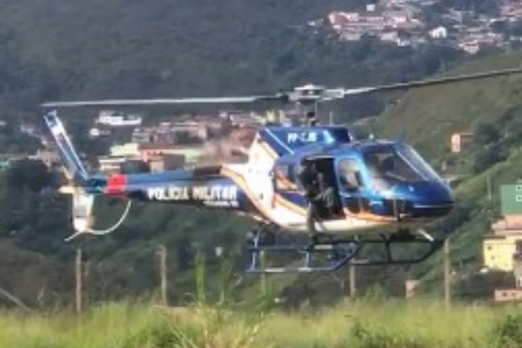 Polícia Militar apreende grande quantidade de drogas e desarticula ponto de tráfico em operação no bairro Pocinho, em Ouro Preto Polícia Militar apreende grande quantidade de drogas e desarticula ponto de tráfico em operação no bairro Pocinho, em Ouro Preto