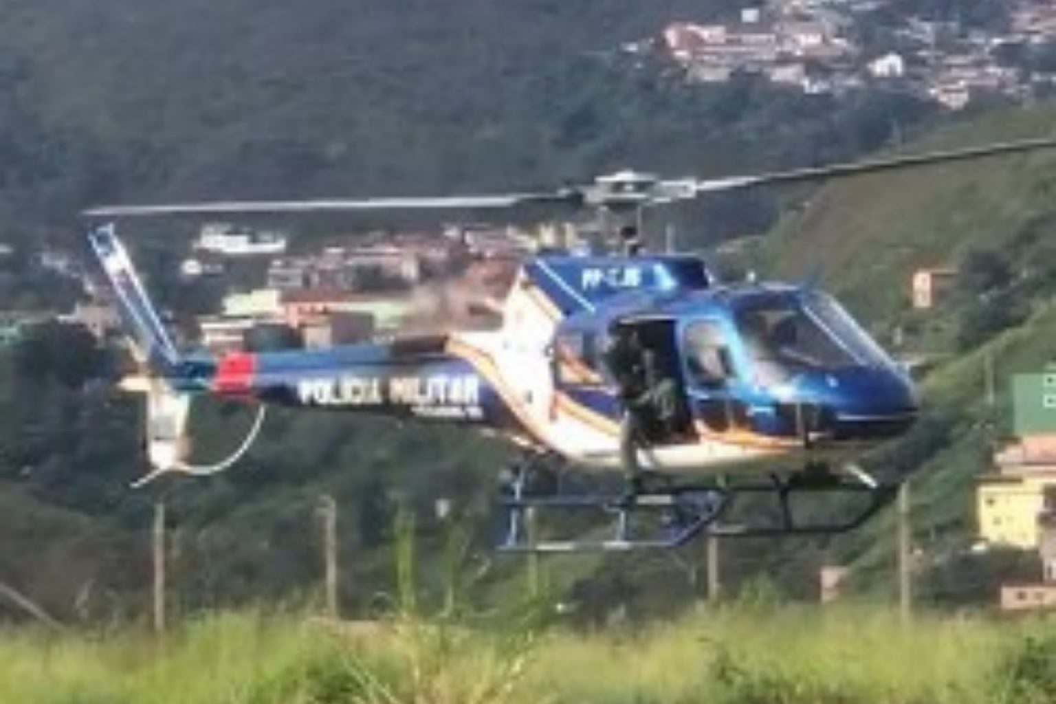 Polícia Militar apreende grande quantidade de drogas e desarticula ponto de tráfico em operação no bairro Pocinho, em Ouro Preto Polícia Militar apreende grande quantidade de drogas e desarticula ponto de tráfico em operação no bairro Pocinho, em Ouro Preto