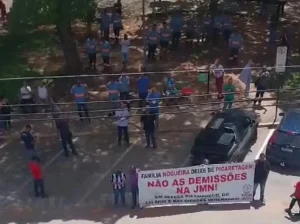 Trabalhadores protestam contra demissões em massa na JMN Mineração Trabalhadores protestam contra demissões em massa na JMN Mineração