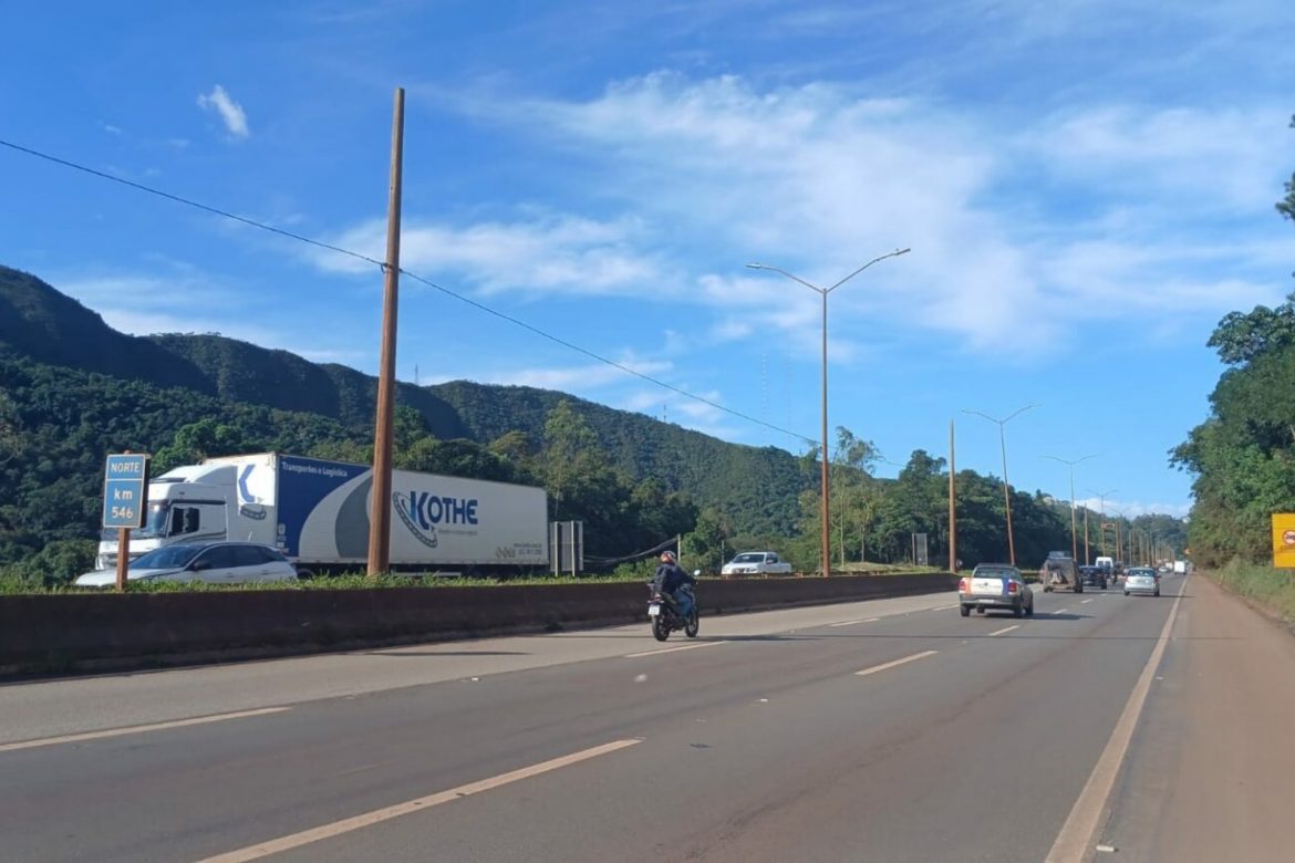 Trecho da BR-040 em MG terá trânsito no sistema "pare e siga" por uma semana para instalação de sensores