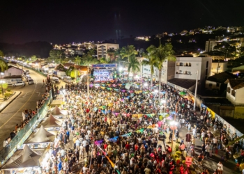 Pré-Carnaval de Itabirito reúne multidão na Praça da Estação