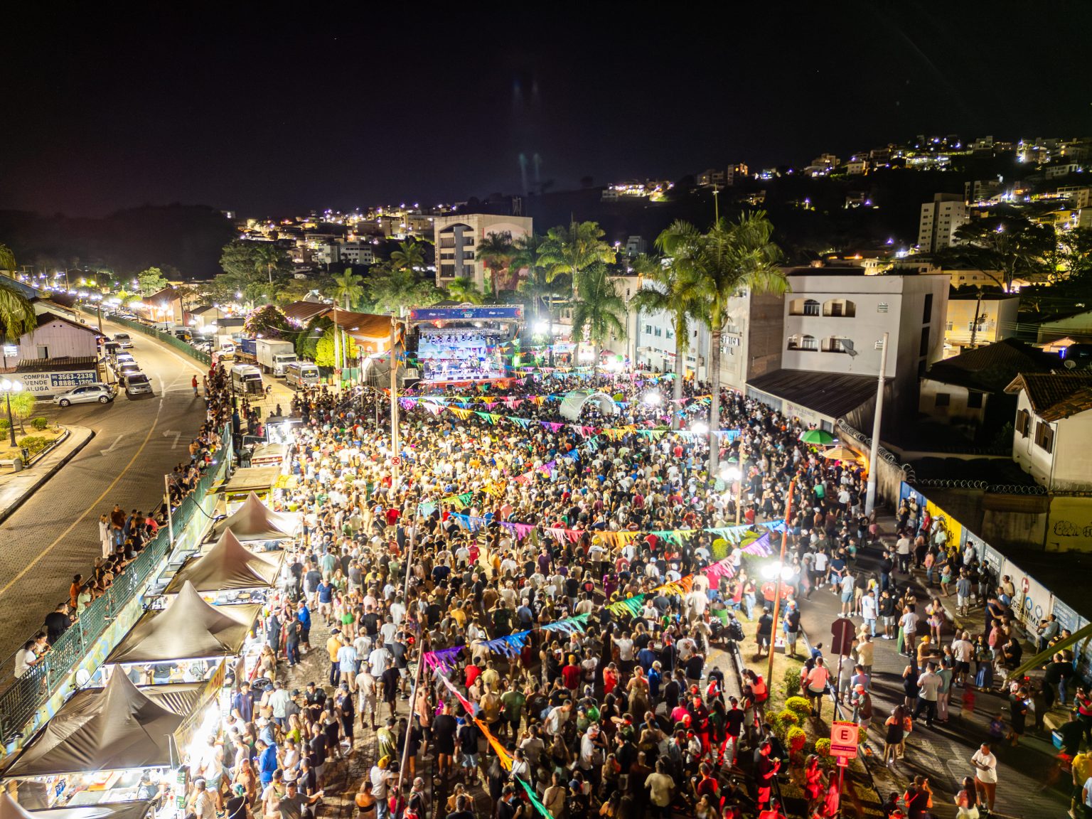 Pré-Carnaval de Itabirito reúne multidão na Praça da Estação