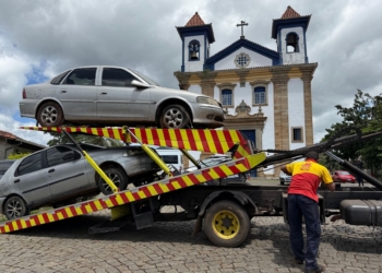 Prefeitura de Mariana intensifica remoção de veículos abandonados nas ruas