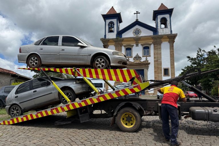 Prefeitura de Mariana intensifica remoção de veículos abandonados nas ruas