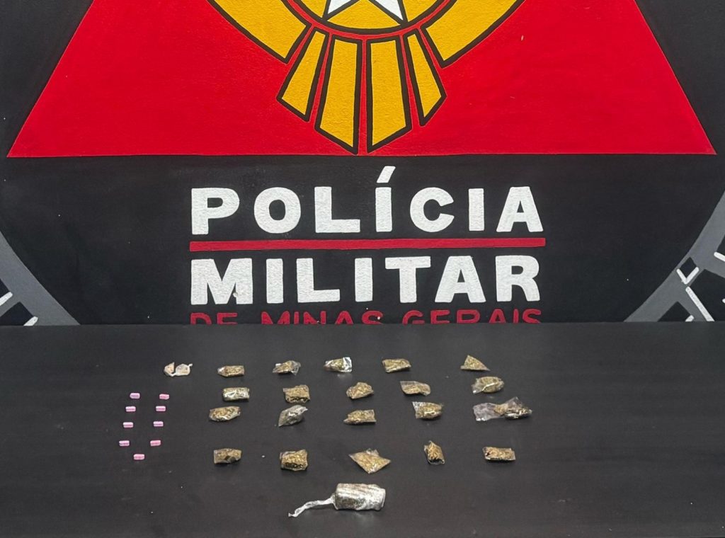 Jovem é preso com ecstasy e maconha durante ação da Polícia Militar em Mariana (MG) Jovem é preso com ecstasy e maconha durante ação da Polícia Militar em Mariana (MG)