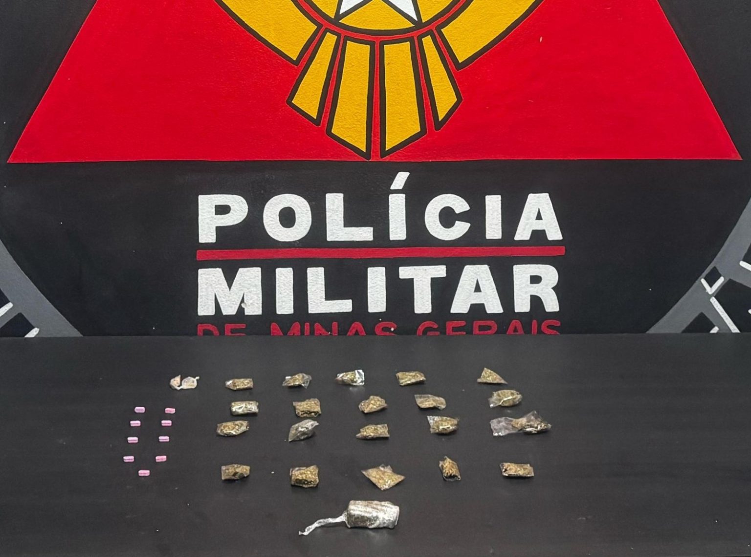 Jovem é preso com ecstasy e maconha durante ação da Polícia Militar em Mariana (MG) Jovem é preso com ecstasy e maconha durante ação da Polícia Militar em Mariana (MG)
