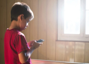 Uso de celulares por crianças de 6 a 8 anos de idade sobe de 41% para 82%, revela estudo