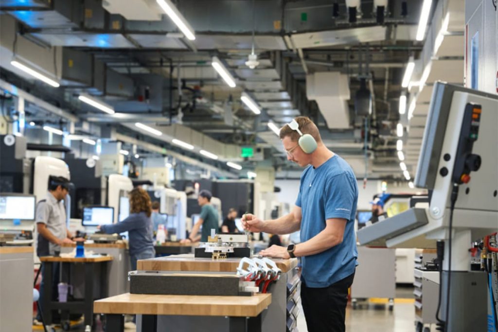 Apple anuncia contratação de 20 mil funcionários e produção de IA nos EUA Apple anuncia contratação de 20 mil funcionários e produção de IA nos EUA