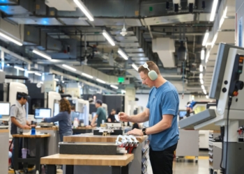 Apple anuncia contratação de 20 mil funcionários e produção de IA nos EUA