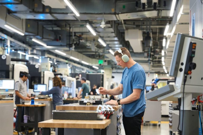 Apple anuncia contratação de 20 mil funcionários e produção de IA nos EUA