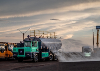 Setores de mineração e construção terão novo caminhão pipa elétrico
