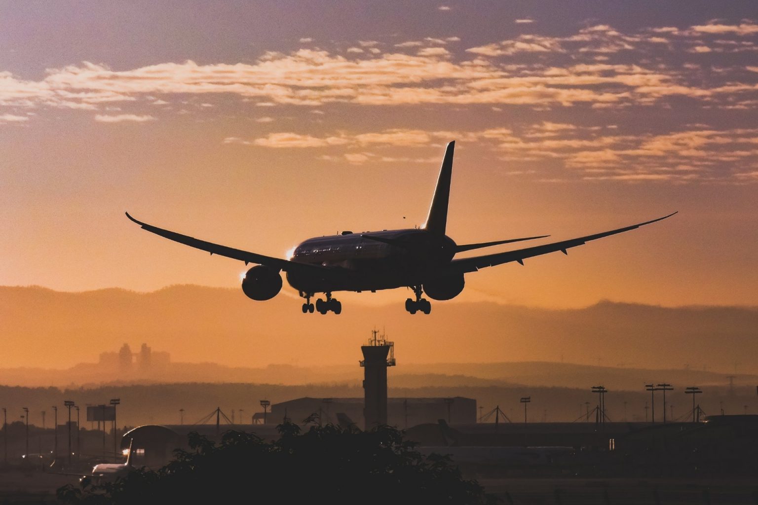 Aeroporto de Confins recebe segundo voo com brasileiros deportados dos EUA Aeroporto de Confins recebe segundo voo com brasileiros deportados dos EUA
