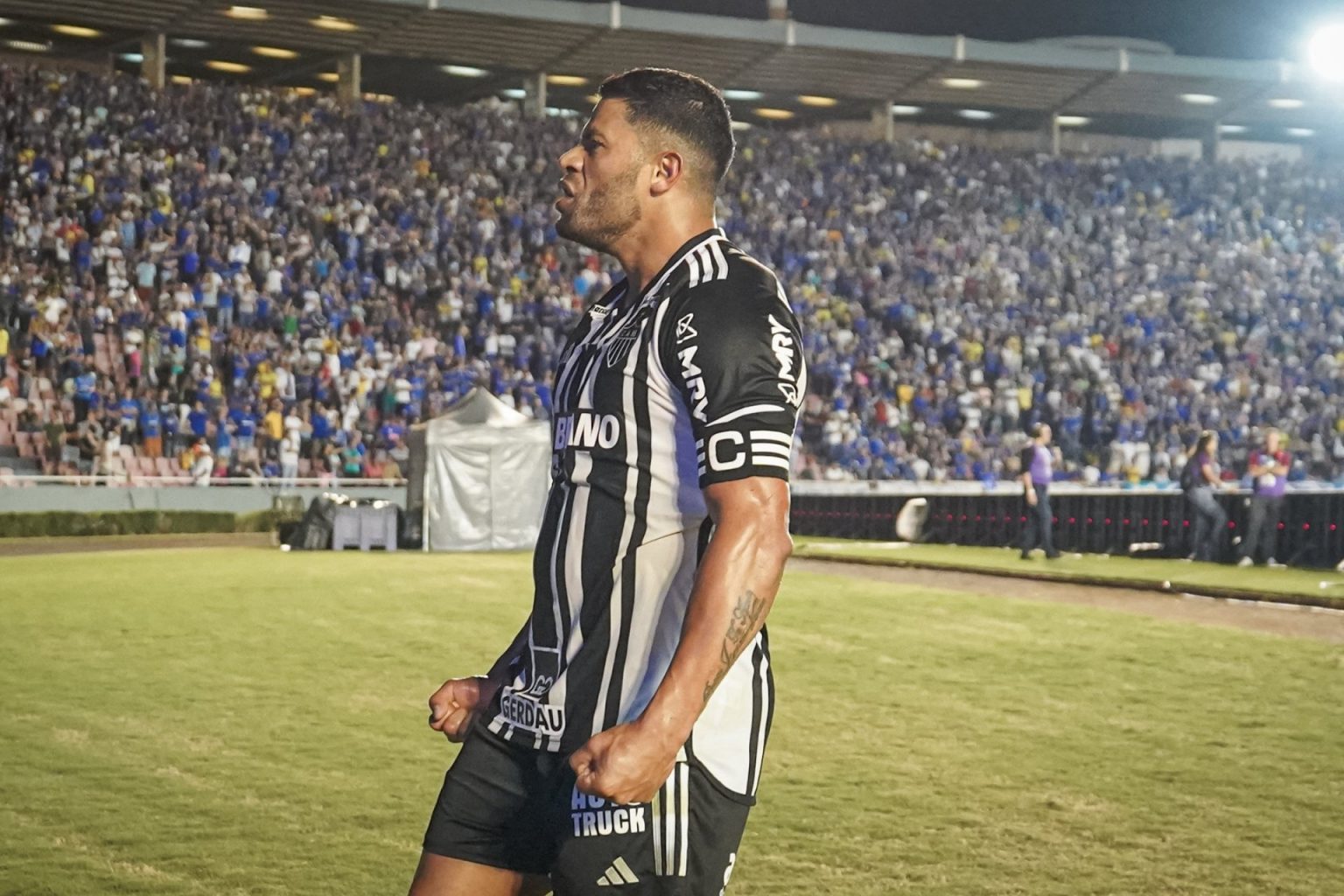 Hulk usa as redes sociais para desabafar e afirma que vai cumprir seu contrato no Atlético Hulk usa as redes sociais para desabafar e afirma que vai cumprir seu contrato no Atlético