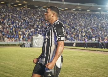 Hulk usa as redes sociais para desabafar e afirma que vai cumprir seu contrato no Atlético