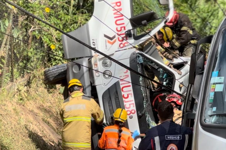 Equipes de resgate atuam no socorro das vítimas do acidente em Ouro Preto