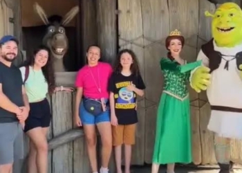 Burro de ‘Shrek’ causa polêmica ao brincar com turistas brasileiros sobre Curitiba: ‘Tem muitos burros lá’
