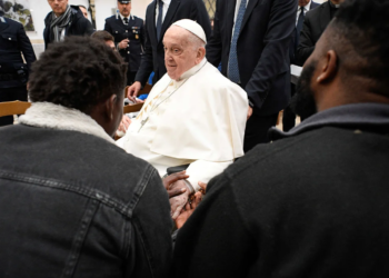 Papa Francisco não aparece em procissão anual da Sexta-feira Santa em Roma