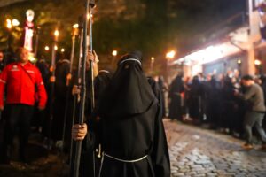 Procissão do Fogaréu atrai fiéis e emociona em Ouro Preto