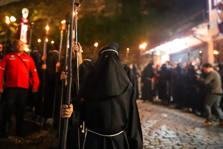 Procissão do Fogaréu atrai fiéis e emociona em Ouro Preto