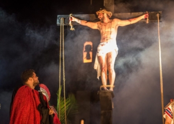 Milhares de fiéis acompanham a Paixão de Cristo em Congonhas