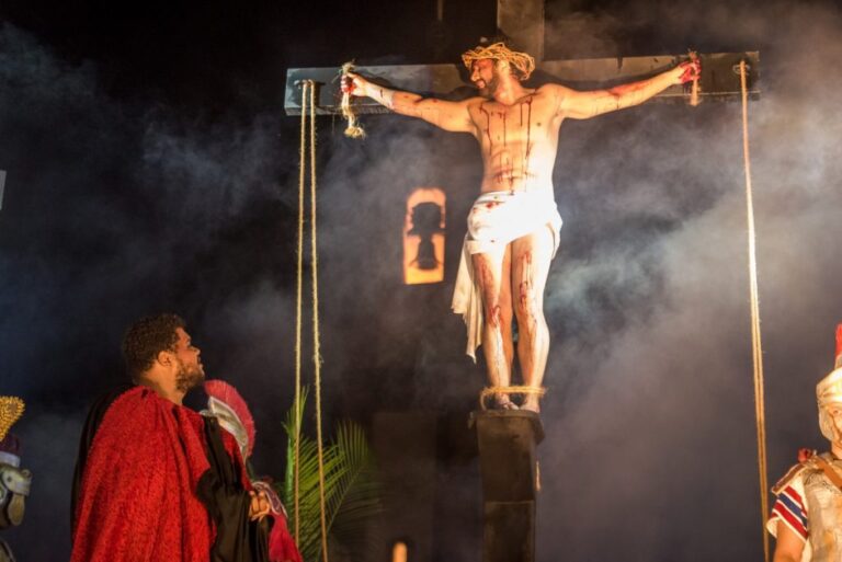 Milhares de fiéis acompanham a Paixão de Cristo em Congonhas