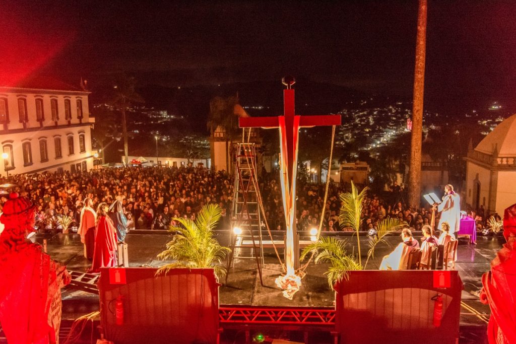 Milhares de fiéis acompanham a Paixão de Cristo em Congonhas
