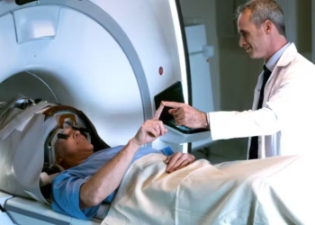 Morador dos EUA de 72 anos supera sintomas de Parkinson com ultrassom aprovado em mais de 70 unidades de saúde