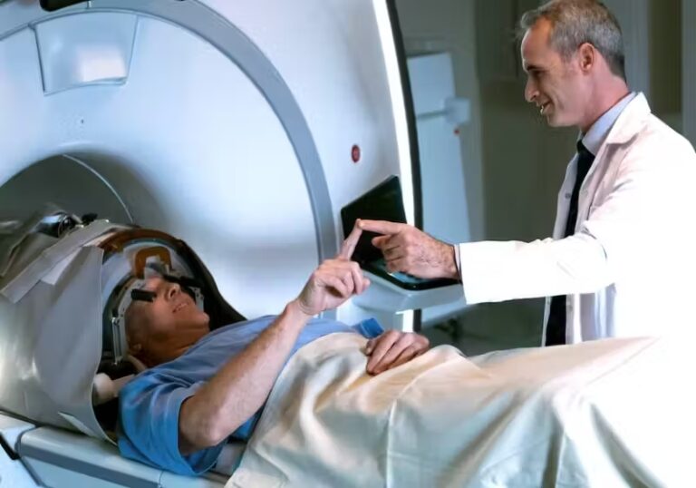 Morador dos EUA de 72 anos supera sintomas de Parkinson com ultrassom aprovado em mais de 70 unidades de saúde