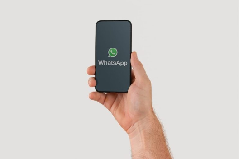 O WhatsApp está testando uma nova funcionalidade com foco em produtividade: o envio de lembretes personalizados por meio do Meta AI, seu assistente de inteligência artificial integrado. O recurso foi identificado na versão beta 2.25.9.14 do aplicativo para Android e está disponível para usuários participantes do Programa Beta do Google Play. A novidade permitirá que mensagens específicas sejam transformadas em lembretes automatizados. O objetivo é facilitar a organização de tarefas dentro do próprio aplicativo, eliminando a necessidade de plataformas externas para agendamentos simples. A funcionalidade aparece como uma nova seção chamada “Tarefas” na página de configurações do Meta AI. Com a função ativada, o usuário poderá programar o assistente para enviar mensagens em horários específicos. Exemplos incluem lembretes para compras, compromissos pessoais ou o envio de mensagens para contatos. A criação da tarefa é feita diretamente na conversa com o Meta AI, por meio de uma descrição estruturada que define o conteúdo e o horário da mensagem. A interface de gerenciamento foi projetada para ser rápida e intuitiva, sem a necessidade de navegação complexa por menus. Além de configurar tarefas, será possível acompanhar uma lista de lembretes ativos e excluir qualquer item a qualquer momento. Esse movimento reforça a estratégia da Meta de integrar recursos de inteligência artificial aos seus aplicativos, com foco em produtividade e personalização. Ainda não há previsão de lançamento oficial para todos os usuários, mas a presença do recurso em fase beta indica que ele pode chegar ao público geral em breve.