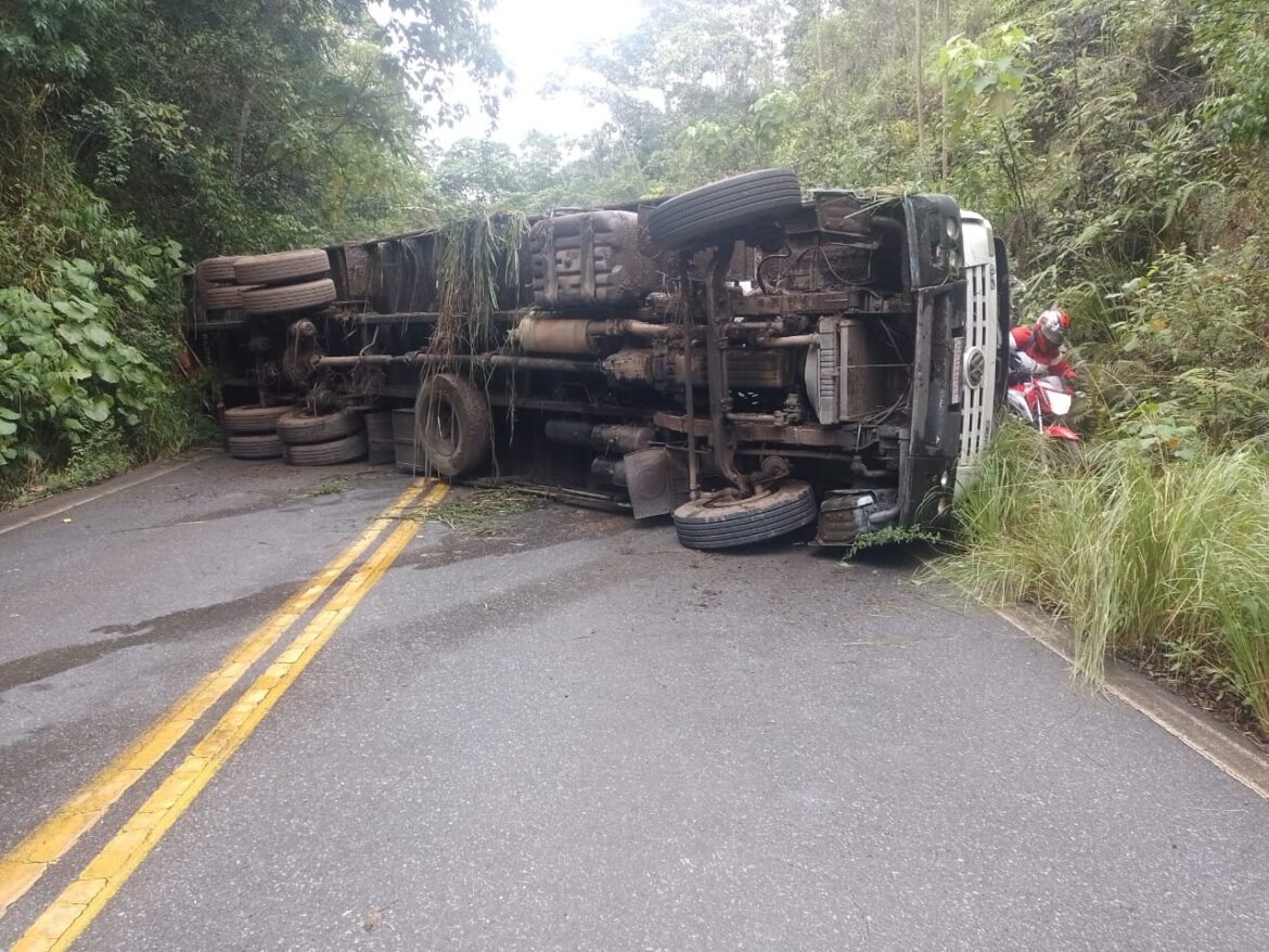 Caminhão tomba e interdita Estrada Real entre Ouro Preto e Ouro Branco