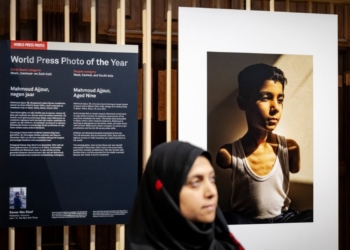 Fotógrafa palestina vence World Press Photo 2025 com retrato de menino que perdeu os dois braços em bombardeio
