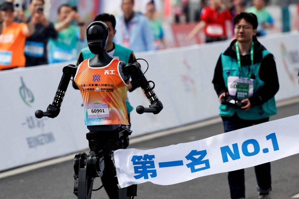 Homem x Máquina: China testa robôs humanoides em meia-maratona e destaca avanço em inteligência artificial Homem x Máquina: China testa robôs humanoides em meia-maratona e destaca avanço em inteligência artificial
