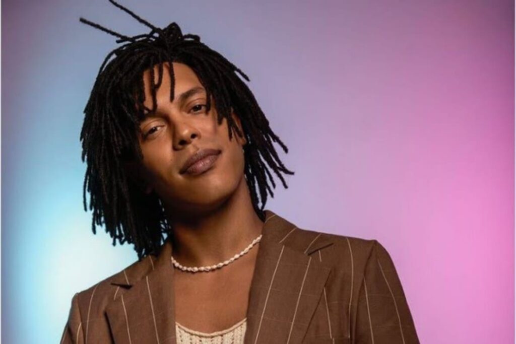 Mineiro Raphael Elias interpretará Djavan em novo musical brasileiro; veja detalhes Mineiro Raphael Elias interpretará Djavan em novo musical brasileiro; veja detalhes