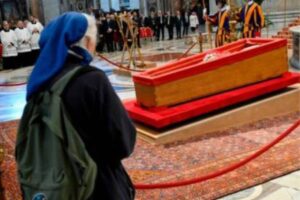 Quem é Geneviève Jeanningros, a freira que chamou atenção no velório do Papa Francisco? Quem é Geneviève Jeanningros, a freira que chamou atenção no velório do Papa Francisco?