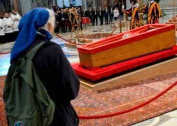 Quem é Geneviève Jeanningros, a freira que chamou atenção no velório do Papa Francisco?