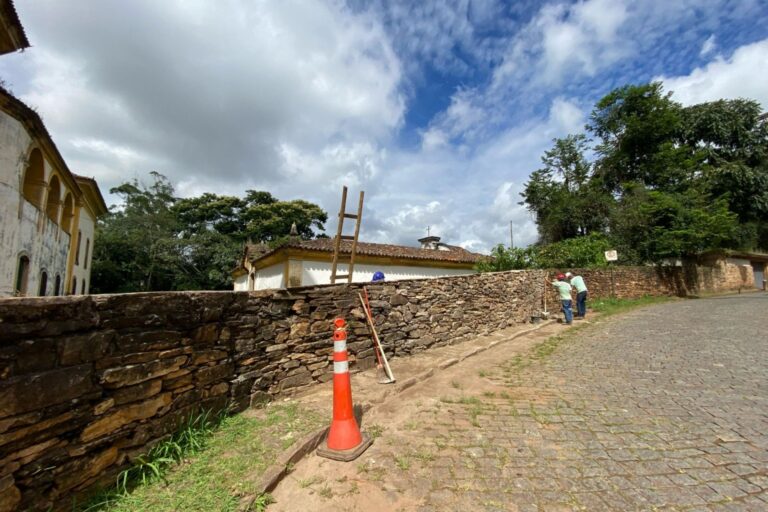 Prefeitura de Ouro Preto conclui reparo no muro da Igreja São Francisco de Assis