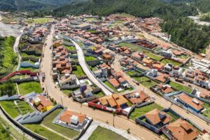 Reassentamentos e obras de bens públicos avançam em Novo Bento Rodrigues e Paracatu Reassentamentos e obras de bens públicos avançam em Novo Bento Rodrigues e Paracatu