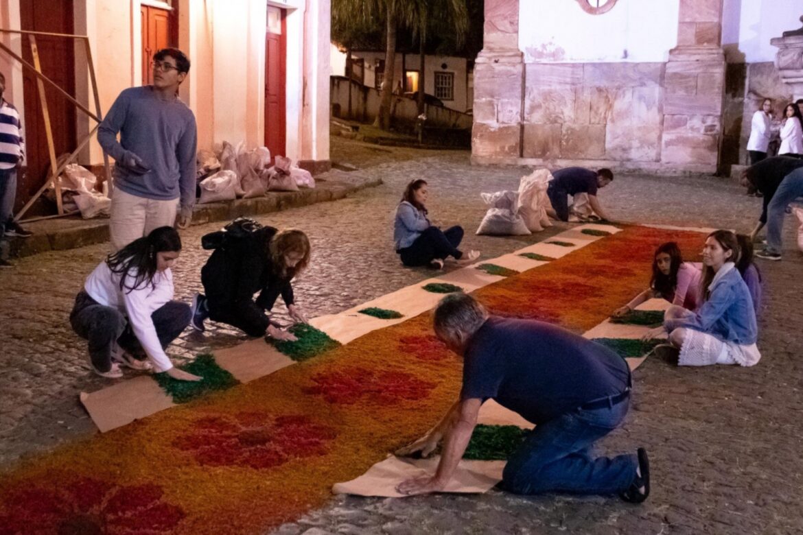 Fiéis preparam tapetes em Ouro Preto com 60 toneladas de serragem
