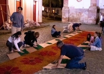 Fiéis preparam tapetes em Ouro Preto com 60 toneladas de serragem