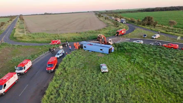 Grave acidente de ônibus em Minas Gerais deixa quatro mortos e vários feridos