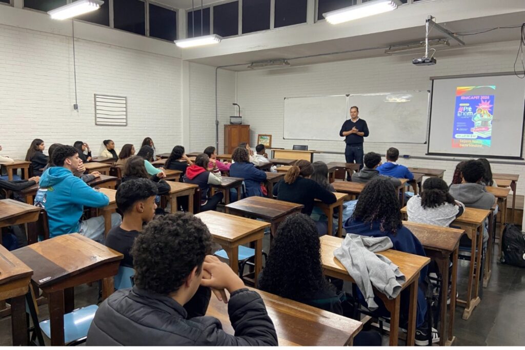 Jovens ouro-pretanos iniciam curso gratuito do Pré-ENEM; projeto tem parceria da prefeitura com a UFOP Jovens ouro-pretanos iniciam curso gratuito do Pré-ENEM; projeto tem parceria da prefeitura com a UFOP