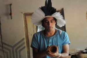 Escola de Ofícios Tradicionais de Mariana recebe o artista indígena Nei Xakriabá para uma roda de conversa sobre cultura, território e resistência