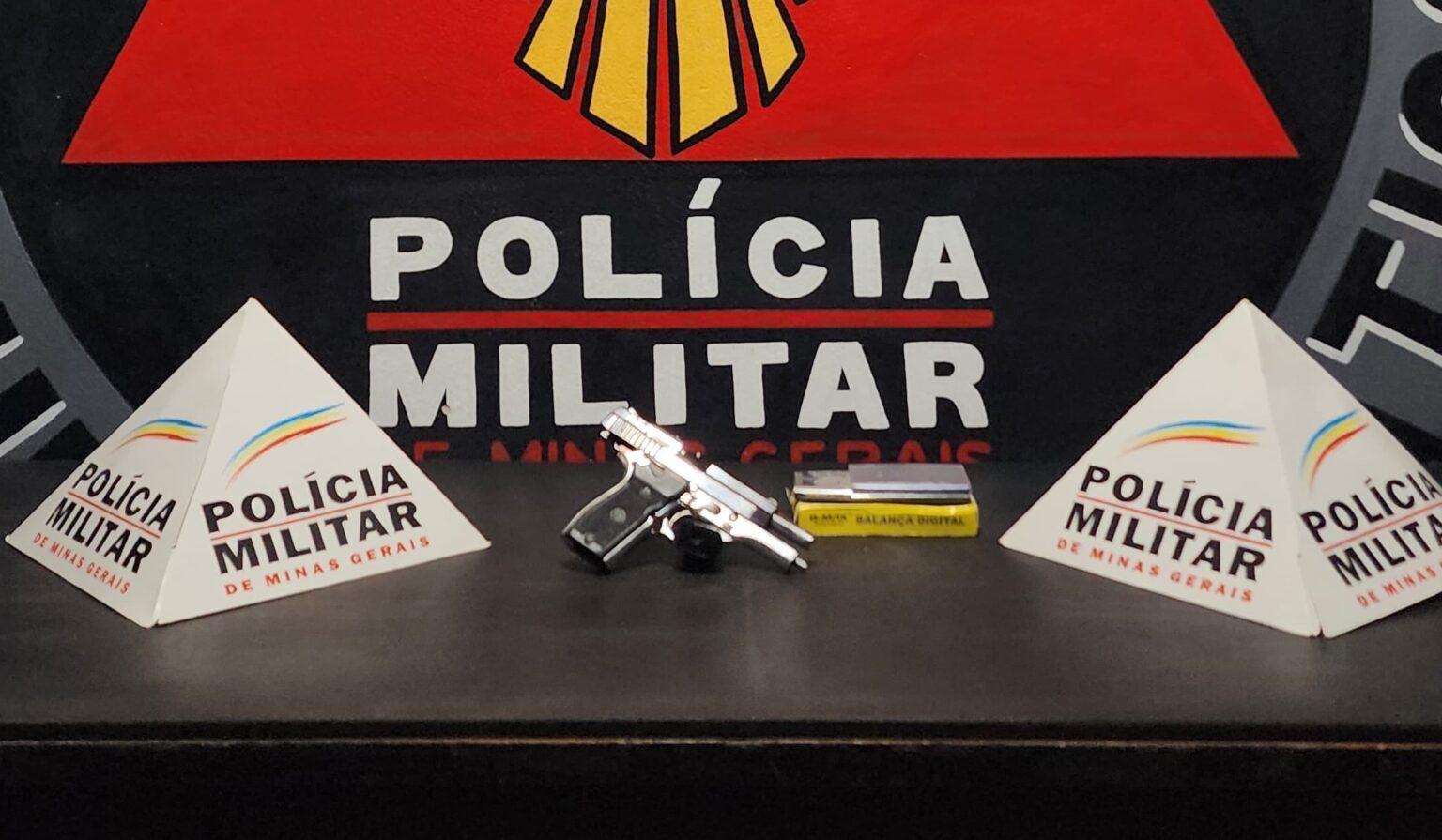 Pistola é apreendida em ação da PM no Morro São João, em Ouro Preto